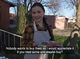 Public Go-between XXX pornhub Asian Pamper Luna Truelove Offers Her Flower Cakes of a Creampie