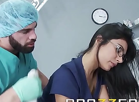 Doctors punt - shazia sahari - doctor pounds nurse while patient is under the weather - brazzers